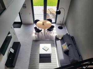 an overhead view of a living room with a table and a couch at Ferienhaus Schlossterrassen 4a in Pouch
