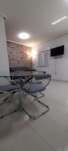 una mesa y sillas en una habitación con una pared en LA CASITA SERRANA, en Puerto de Béjar