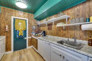 Kuchyň nebo kuchyňský kout v ubytování Charming Converted Railcar Studio in Joplin! + 21 fotografií