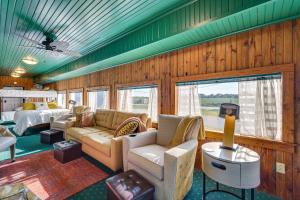 Posezení v ubytování Charming Converted Railcar Studio in Joplin!