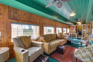 Posezení v ubytování Charming Converted Railcar Studio in Joplin!