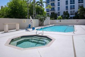 a swimming pool in the middle of a courtyard at Hampton Inn Miami/Dadeland in South Miami