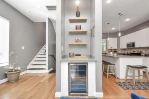 Kuchyň nebo kuchyňský kout v ubytování N-E-G SKAI MIDTOWN of HOUSTON