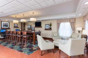 uma sala de jantar e sala de estar com mesa e cadeiras em Hampton Inn Port Huron em Port Huron
