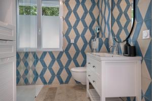 a bathroom with a white sink and a toilet at Maison moderne avec jardin pour 8 à La Baule in La Baule