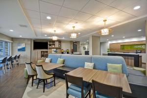 Home2 Suites By Hilton Maumee Toledo的厨房或小厨房