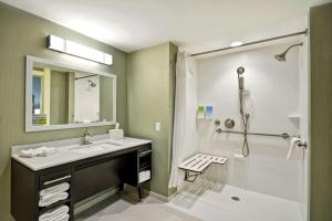 莫米Home2 Suites By Hilton Maumee Toledo的带水槽和淋浴的浴室