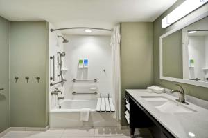 Home2 Suites By Hilton Maumee Toledo的一间浴室