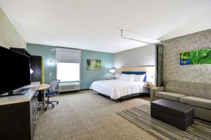 莫米Home2 Suites By Hilton Maumee Toledo的配有床和书桌的酒店房间 更多15张照片