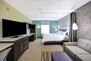 Home2 Suites By Hilton Maumee Toledo的电视和/或娱乐中心