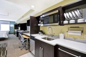 Home2 Suites By Hilton Maumee Toledo的厨房或小厨房