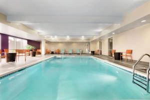 Bazén v ubytování Home2 Suites by Hilton Middletown nebo v jeho okolí