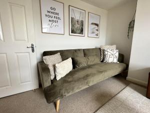 a living room with a couch in the corner at Central City Beach Pad in Brighton & Hove