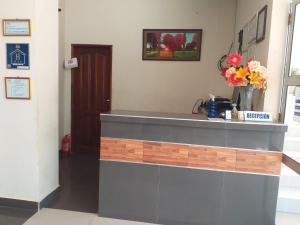 eine Theke in einem Zimmer mit einer Vase voller Blumen in der Unterkunft L J in Trinidad + 35 Fotos