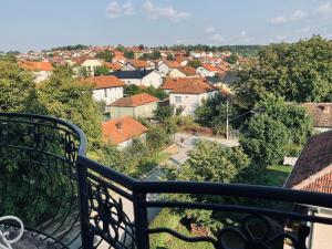 Uma vista geral de Kruševac ou a vista da cidade a partir do apartamento
