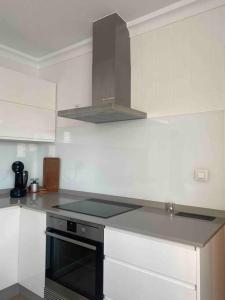 a kitchen with a stove and a stove top oven at Apartamento en A Coruña - Cuatro Caminos centro ciudad in A Coruña