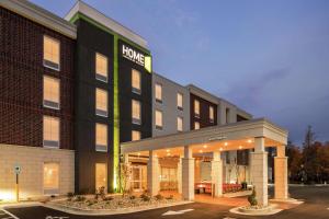un hotel con un cartel en la parte delantera en Home2 Suites By Hilton Dayton Centerville, en Centerville