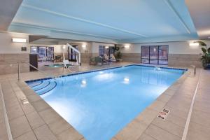 Hampton Inn & Suites Alliance في Alliance: مسبح كبير في غرفة الفندق