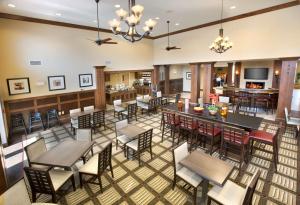 uma sala de jantar vazia com mesas e cadeiras em Homewood Suites by Hilton Newport-Middletown em Middletown