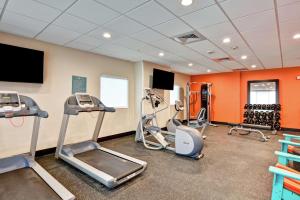 un gimnasio con cintas de correr y equipos de ejercicio en una habitación en Home2 Suites By Hilton Meridian en Meridian