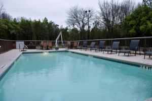 una grande piscina con acqua blu in un cortile di Hampton Inn Madison a Madison