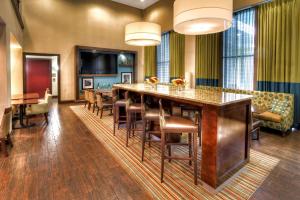 a lobby with a bar and a dining room at Hampton Inn Marion in Jacktown