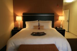 een hotelkamer met een groot bed en een dienblad bij Hampton Inn La Junta in La Junta