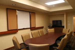 una sala de conferencias con mesa de madera y sillas en Hampton Inn La Junta, en La Junta