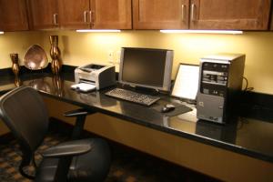 een bureau met een computer en een printer erop bij Hampton Inn La Junta in La Junta