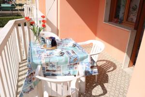 ビビオーネにあるCondominio Ischiaのバルコニーにテーブル(青と白のテーブルクロス付)