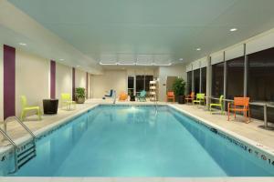 - une grande piscine dans une chambre d'hôtel dans l'établissement Home2 Suites by Hilton Saratoga Malta, à Malta