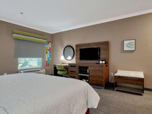 Televiisor ja/või meelelahutuskeskus majutusasutuses Hampton Inn and Suites Lufkin
