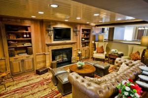 a living room with leather furniture and a fireplace at Hampton Inn & Suites Tifton in Tifton