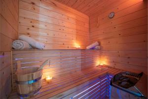 eine hölzerne Sauna mit Licht im Innenbereich in der Unterkunft Mountain Escape house with indoor pool in Fužine