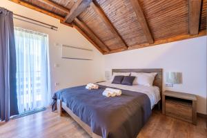 1 dormitorio con 1 cama grande y 2 toallas. en Mountain Escape house with indoor pool en Fužine