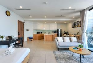 Кухня или мини-кухня в S Lux Apartment Scenia Bay Nha Trang

