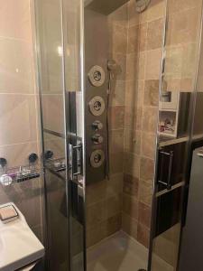 eine Dusche mit Glastür im Badezimmer in der Unterkunft Appartement 4 pièces proche Paris et Disneyland in Fontenay-sous-Bois