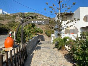 a street sign in front of a building at Apaggio Apartments in Katapola