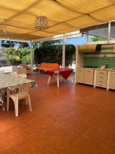 un patio esterno con tavolo e cucina di Magellano Apartments a Pontecagnano