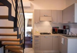 une cuisine avec un escalier menant à une cuisine dans l'établissement Garda Moon Flats, à Costermano