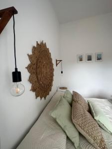 Schlafzimmer mit einem Bett mit Wandkunst an der Wand in der Unterkunft Sa Caseta d'Artrutx in Cala'n Bosch