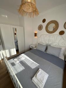 een slaapkamer met een bed en een kroonluchter bij House of spring in Çeşme
