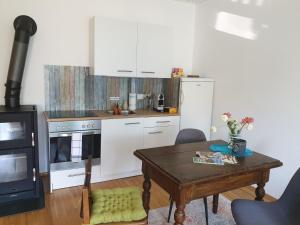 Kuchyňa alebo kuchynka v ubytovaní Ferienwohnung mit Pool an der Apfelstraße