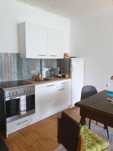 Kuchyňa alebo kuchynka v ubytovaní Ferienwohnung mit Pool an der Apfelstraße