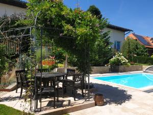 Bazén v ubytovaní Ferienwohnung mit Pool an der Apfelstraße alebo v jeho blízkosti