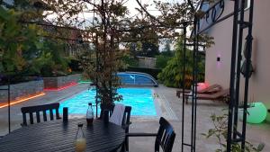 Bazén v ubytovaní Ferienwohnung mit Pool an der Apfelstraße alebo v jeho blízkosti