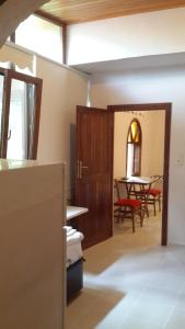 um quarto com uma porta, uma mesa e cadeiras em Chiyanno's Inn em Dalyanköy