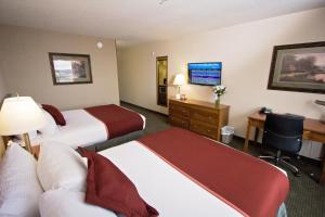 TV a/nebo společenská místnost v ubytování Service Plus Inns & Suites Drayton Valley