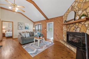 sala de estar con sofá y chimenea en Luxury Cabin w/ Jacuzzi-Fireplace & Amazing View - Heidi, en Blairsville