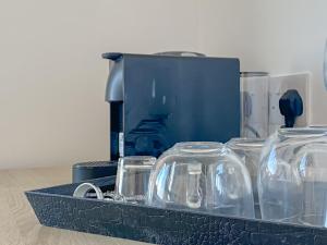 Phaedrus Living: Plateia Suite Grigio في نيقوسيا: صينية سوداء مع بيارات زجاجية وصانع قهوة